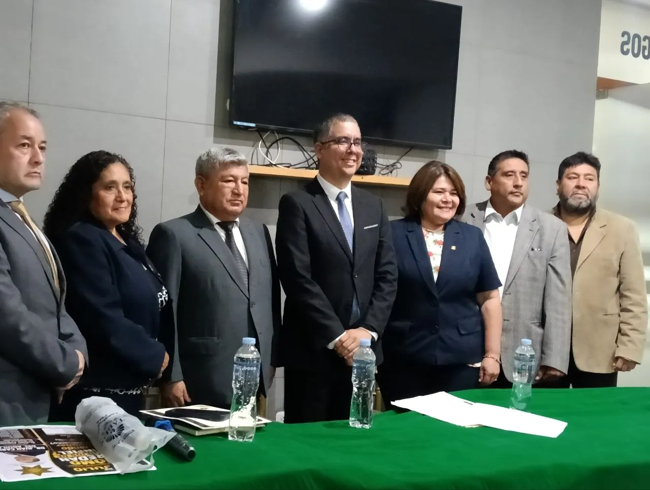 Comisión organizadora de la conferencia con el Dr. Juan Carlos del Águila