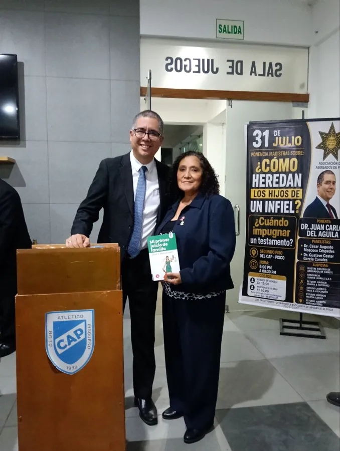 La Dra. Patricia Bendezú junto al Dr. Juan Carlos del Águila en una conferencia